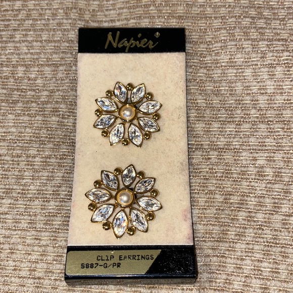 ⭐️NWT Vintage NAPIER Clip Earrings - Picture 1 of 7